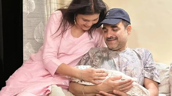 पंकज त्रिपाठी ने 48 साल की उम्र में दी गुड न्यूज़! पत्नी मृदुला और न्यू बॉर्न के साथ शेयर की अनोखी तस्वीर