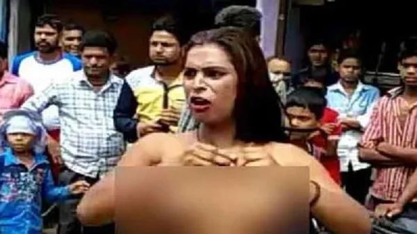 Viral Video: दिल्ली मेट्रो में घुसे किन्नर, पैसे ना मिलने पर यात्रियों के साथ ऐसे करने लगे गंदी हरकतें