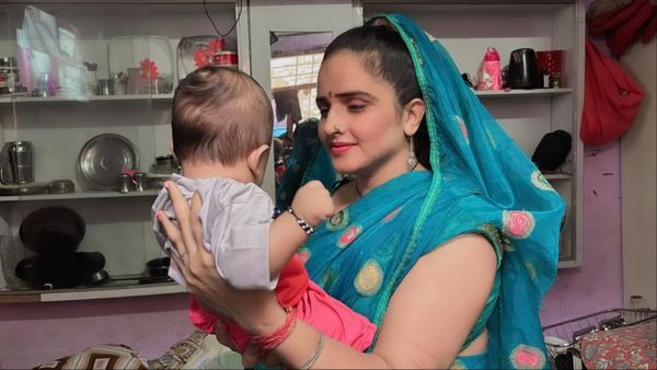 Seema Haider ने दिखाई अपनी तीन महीने की बेटी मीरा की झलक, रंग-रूप देखकर तो लोग भी हुए हैरान!