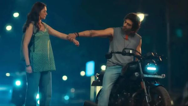 Saiyaara BOC Day 2: अहान पांडे की डेब्यू फिल्म के आगे बड़े-बड़े सूरमा हुए चित्त, दूसरे दिन की कमाई से सब हैरान