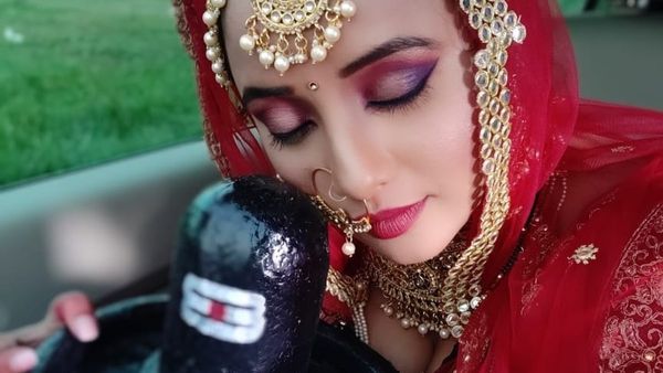 लाल जोड़ा पहन रानी चटर्जी ने भोले बाबा को लगाया गले, लोगों को खली सिर्फ सिंदूर की कमी