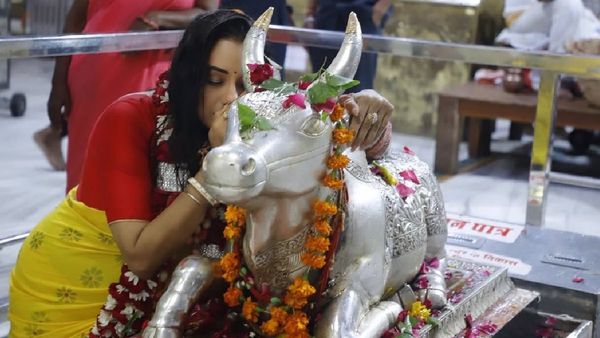 महाकालेश्वर मंदिर पहुंची अनुपमा फेम रुपाली गांगुली, सावन के आखिरी सोमवार को टेका माथा