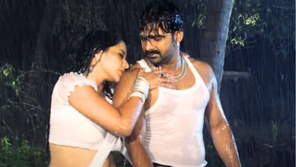 Bhojpuri Video: तेज बारिश और अंधेरी रात...मोनालिसा और पवन सिंह के रोमांस को देख फटी रह जाएंगी आंखें, VIRAL