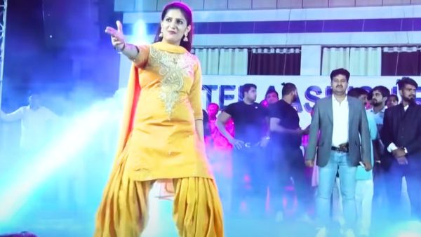 Haryanvi Song: सपना चौधरी के इस डांस को देखने के लिए भीड़ हुई बेकाबू, एक ठुमके पर मर मिटे फैन्स
