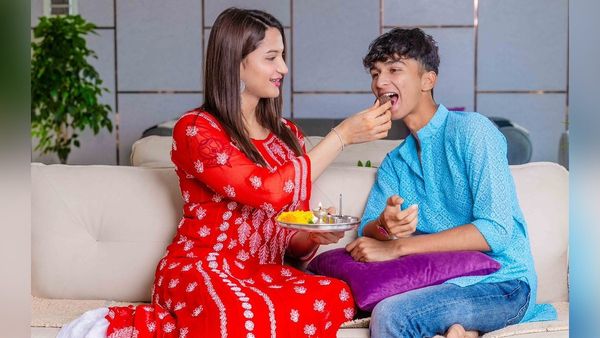 लड़का से लड़की बनी Anaya Bangar ने भी मनाया रक्षाबंधन, छोटे भाई को राखी बांधते ही वायरल हुईं प्यारी तस्वीरें