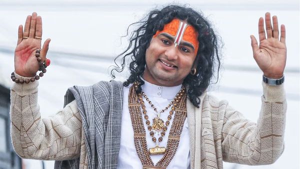 बॉलीवुड सेलेब्स की करोड़ो की फीस जितना तो एक कथा से कमा लेते हैं अनिरुद्धाचार्य, जानिए मिनटों की फीस