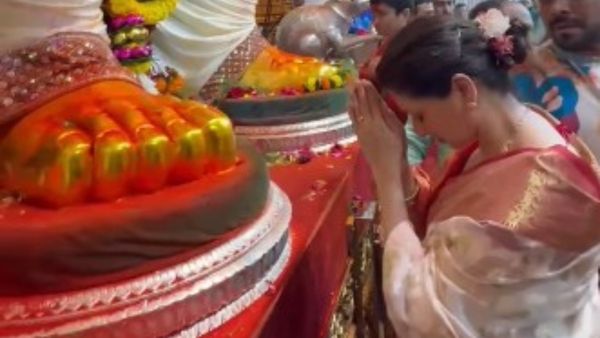 लाल बाग के राजा के दर्शन करने पहुंची सलमान खान की पहली फिल्म की हीरोइन, बप्पा के कदमों में रख दिया सिर