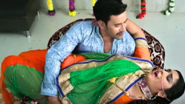 Bhojpuri Video: निरहुआ-आम्रपाली के सुहागरात वीडियो ने काटा बवाल, वीडियो पॉज़ कर-करके देख रहे लोग...