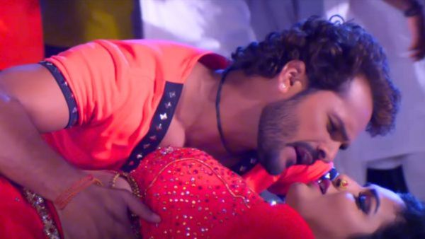 Bhojpuri Video: रोके नहीं रुके खेसारी लाल, आम्रपाली दुबे संग इस कदर हुए रोमांटिक, इंटरनेट पर छा गया वीडियो