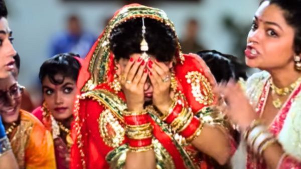 90 के दशक में हिट फिल्में देने वाली इस हसीना ने छोड़ा बॉलीवुड, फिर भी आज बन गई इंडस्ट्री की सबसे अमीर एक्ट्रेस