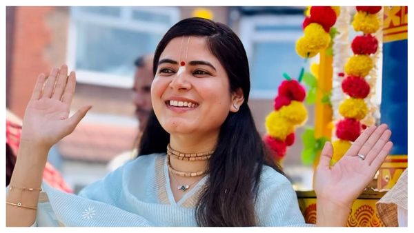 लव मैरिज के बाद अब इस बॉलीवुड स्टार के साथ मंदिर पहुंची कथावाचक चित्रलेखा, पहनाई फूलों की माला