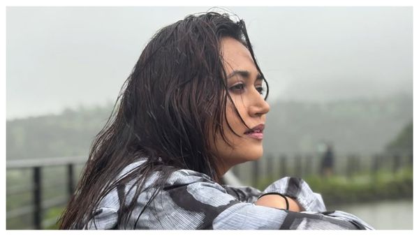 पंचायत की रिंकी हुई मॉडर्न, सचिव जी की नाक के नीचे शेयर कर दी ऐसी तस्वीरे, गांव फुलेरा में मच जाएगी हलचल