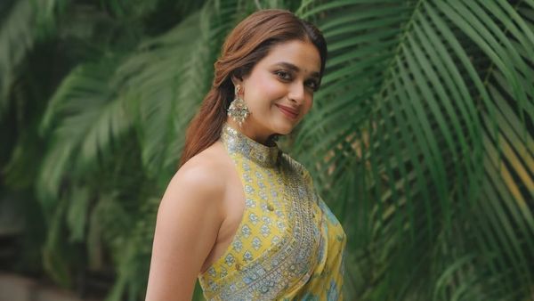 एक तो साड़ी लाजवाब ऊपर से हसीना ने सिलाया हॉल्टर नेक ब्लाउज, खूबसूरत के साथ दिखना है स्टाइलिश तो Must Try