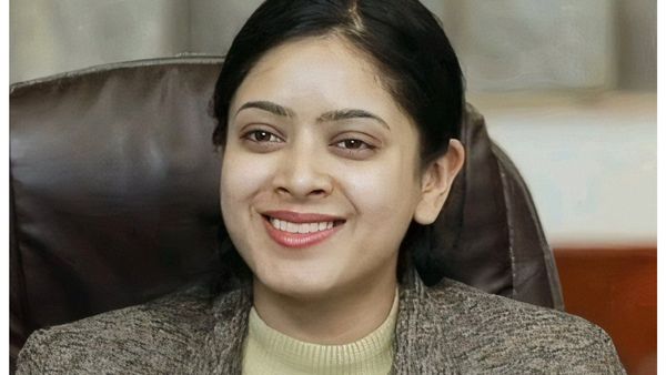 टीना डाबी से भी ज्यादा खूबसूरत है IAS तनु जैन, इस शख्स से की शादी बच्चा करते ही दिया इस्तीफा अब कर रही ये काम