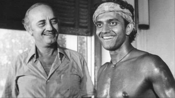 एक तरफ कोर्ट ने गिराई आवारा कुत्तों पर गाज, फेमस एक्टर ने कुर्बान की 45 करोड़ की प्रॉपर्टी, बनाया डॉग पैलेस!