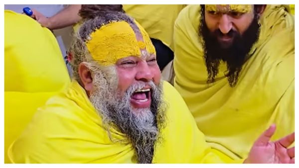 VIDEO: जादूगर ने दिखाया ऐसा जादू, बच्चों की तरह खिलखिलाकर हंसते रहे प्रेमानंद जी महाराज हुए लोट-पोट