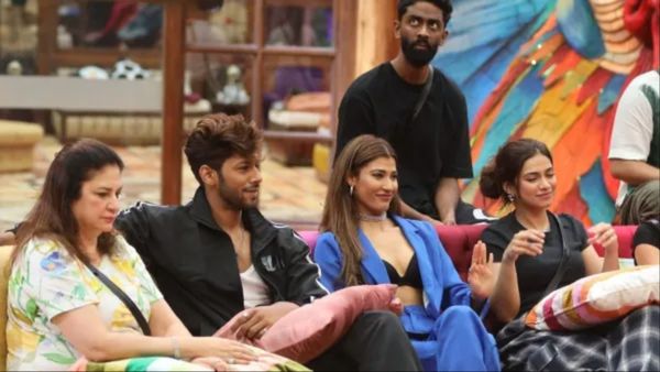 Bigg Boss 19 का पहला वीकेंड का वार, चौंकाने वाला एलिमिनेशन, इन स्टार्स पर टूटा फैंस का गुस्सा!