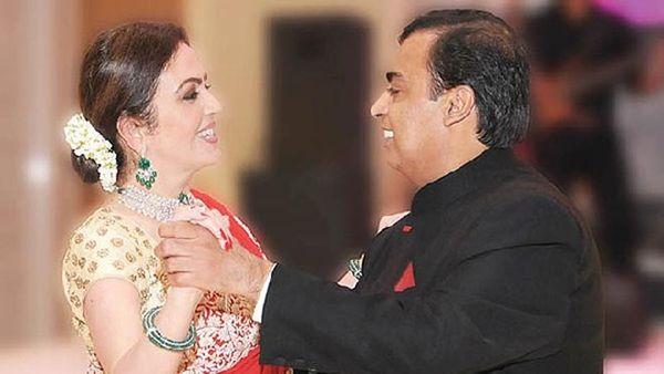 नीता अंबानी के वो स्टाइलिश ब्लाउज जो सिंपल साड़ी को बना देते हैं लाजवाब, बार बार देखते रहते है मुकेश अंबानी