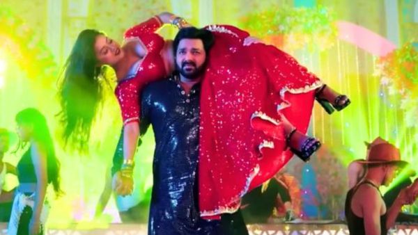 Bhojpuri Video: हसीना को कंधे पर उठा पवन सिंह ने किया ताबड़तोड़ डांस, देखते रह गए लोग दबंग अंदाज...