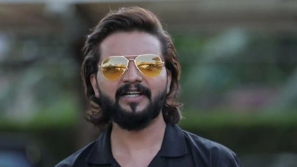 शेफाली के बाद अब इस स्टार को स्टेज पर आया कार्डियक अरेस्ट, गंभीर हालत में पत्नी ने मांगी दुआएं
