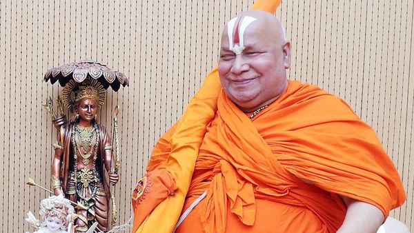 Rambhadracharya Education- कितने पढ़े लिखे हैं दूसरों को ज्ञान देने वाले जगद्गुरु रामभद्राचार्य? रह जाओगे दंग