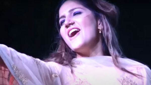Haryanvi Song: सपना चौधरी की मटकती कमर ने काटा बवाल, बार-बार देख रहे लोग ये डांस VIDEO