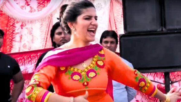 Haryanvi Song: दिन दहाड़े सपना चौधरी ने स्टेज पर किए ऐसे डांस स्टेप्स, देखने वालों की हो गई सिट्टी-पिट्टी गुल