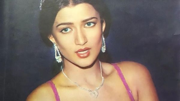 पहचाना आपने: बिन ब्याहे दो बेटियों को दिया था इस बॉलीवुड एक्ट्रेस ने जन्म, आज दोनों मचा रही फिल्मों में तहलका