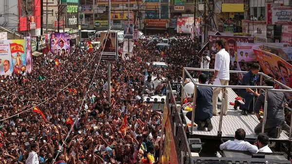 Vijay Rally Stampede Full Video: 20 रुपये के कारण गई 39 लोगों की जान, सुपरस्टार ने उछाली ये चीज और मच गई भदगड़