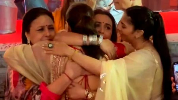 Durga Pooja Video: दुर्गा पूजा में फूट फूटकर रोई काजोल और रानी मुखर्जी, इस कारण छलक उठे आंसू