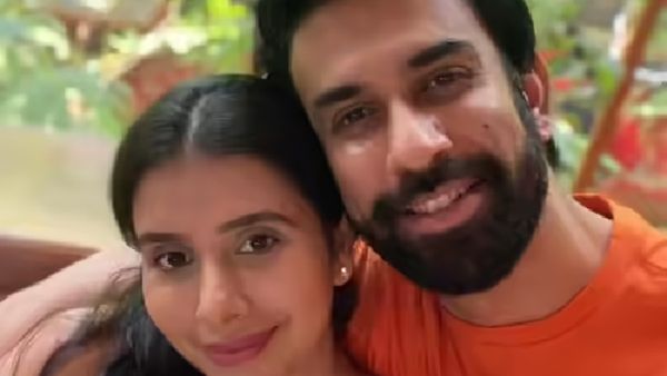 तलाक के बाद एक्स पति के साथ वेकेशन पर हसीना, शेयर की टॉपलैस तस्वीरें