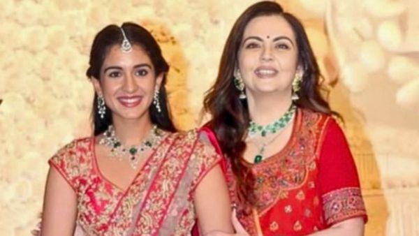 नीता अंबानी ने भरे फंक्शन में खींचा बहू राधिका मर्चेंट का हाथ ? नजारा देखते रह गए आस पड़ोस के लोग, VIDEO