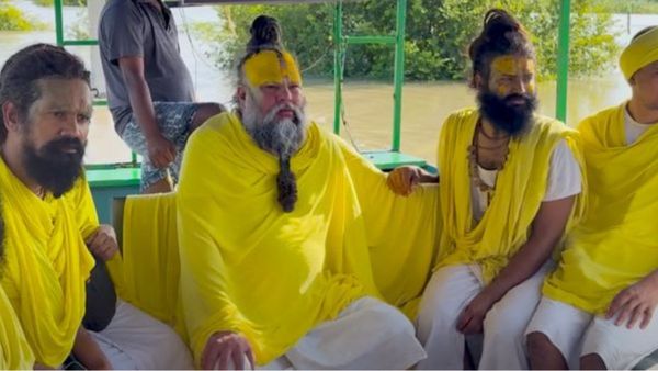 यमुना के पानी में डूबा वृंदावन, शहर का ऐसा हाल देख खुद ही नाव पर बैठ मदद करने निकले प्रेमानंद महाराज