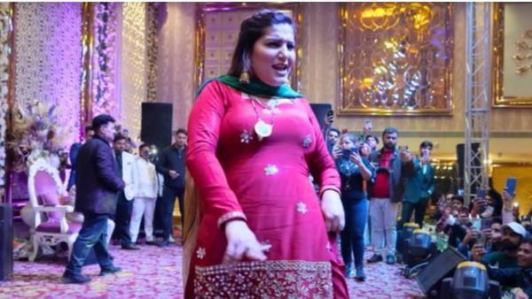 कमर पतली कर सपना चौधरी ने किया ऐसा धमाकेदार डांस देखते रह गए लोग, बोले- कौन कहेगा ये दो बच्चों की मां है...