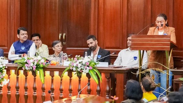 पुलिस बल के सपोर्ट में आईं रानी मुखर्जी, सीएम फडणवीस और अक्षय कुमार के साथ ऐसे बढ़ाई जागरूकता