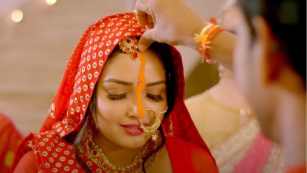 Bhojpuri Video: Youtube पर रिकॉर्डतोड़ रहा आम्रपाली दुबे और निरहुआ का छठ गाना, पार किए इतने मिलियन व्यूज