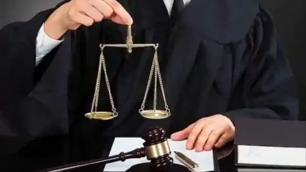 वर्चुअल सुनवाई के दौरान एडवोकेट की अश्लील हरकत, कैमरे के सामने औरत को अपनी ओर खींचकर चूमने लगा और...