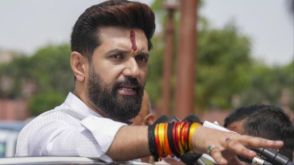 बिहार चुनाव से पहले चिराग पासवान पर चौंकाने वाला आरोप, शख्स ने कहा- 'वो ट्रांसजेंडर हैं, छुपा रहे हैं पहचान!'