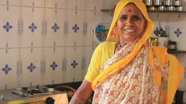 74 साल की महिला हर महीना YouTube से कमा रही इतने लाख, घर बैठे बनाती है सिर्फ ऐसे सिंपल वीडियो