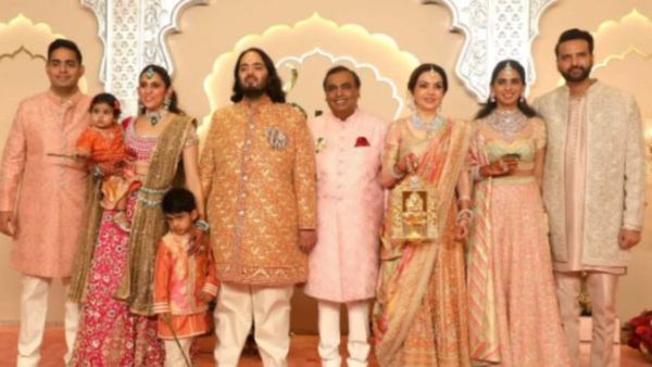 दीवाली पार्टी में नीता अंबानी पर नहीं मुकेश अंबानी की साली पर टिक गईं लोगों की नजरें, दंग रह गईं बहुएं...