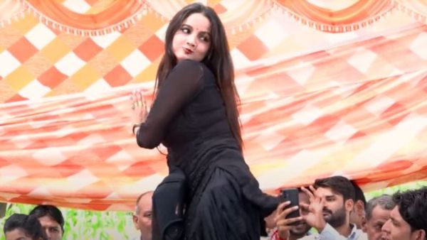 Haryanvi Song: सुनीता बेबी का डांस देखने के लिए बेकाबू हुई भीड़, इंटरनेट पर धड़ल्ले से वायरल हो रहा वीडियो