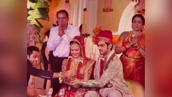 हाथ जोड़कर ईशा देओल की शादी में ऐसे खड़े थे धर्मेंद्र, 2 बार शादी 3 बार फेरों के बाद भी नहीं बचा रिश्ता