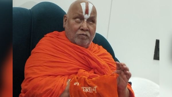 महिलाओं पर रामभद्राचार्य की आपत्तिजनक टिप्पणी, पत्नी को कहा 'आनंद का खिलौना'