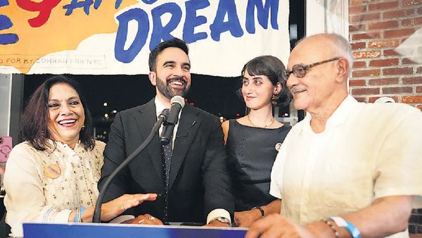 न्यूयॉर्क सिटी का मेयर बना इस बॉलीवुड स्टार का बेटा, इतिहास में दर्ज हुआ नाम...