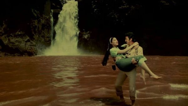 बॉलीवुड की ऐसी फिल्म, जिसको देखने के बाद खुद की जान ले लेते थे कपल्स