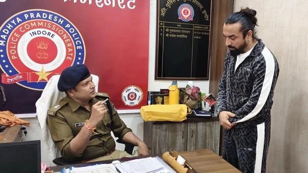 Watch Video: गैंगस्टर सलमान लाला को बेगुनाह बताने वाले एजाज खान पुलिस के सामने गिड़गिड़ाए, मांगते रहे माफी