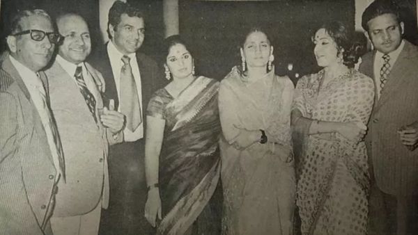 धर्मेंद्र की जिंदगी की इकलौती तस्वीर, जब दोनों बीवी प्रकाश कौर और हेमा मालिनी के साथ दिया था पोज