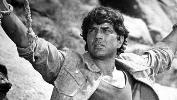 Dharmendra Dialogues: बसंती इन कुत्तों के सामने मत नाचना, धर्मेंद्र की रौबदार आवाज और ये डायलॉग्स.. उफ्फ