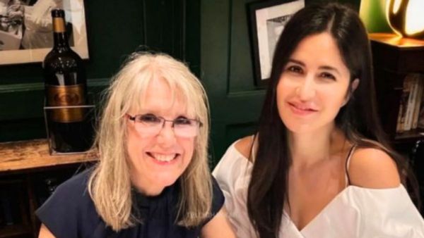 नाती से मिलने अस्पताल पहुंचीं कैटरीना कैफ की मां, चेहरे पर दिखी नानी बनने की चमक, Watch Video