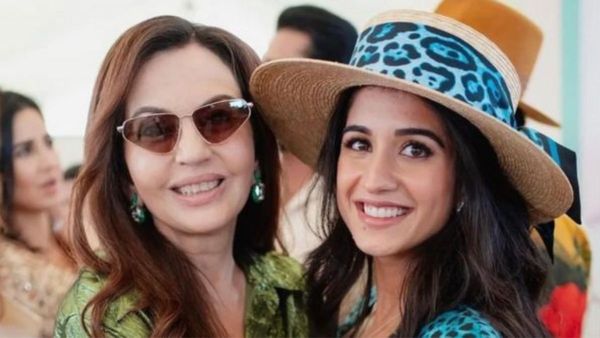 नीता अंबानी ने किया छोटी बहू को इग्नोर ? इतने बड़े इवेंट में बिना मेकअप के सादा सूट में पहुंचीं राधिका मर्चेंट